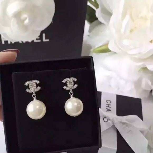 🦃Gorgeous Chanel CC pearl drop earrings 🦃this is on sale price thru 11/30🦃 - Picture 4 of 5